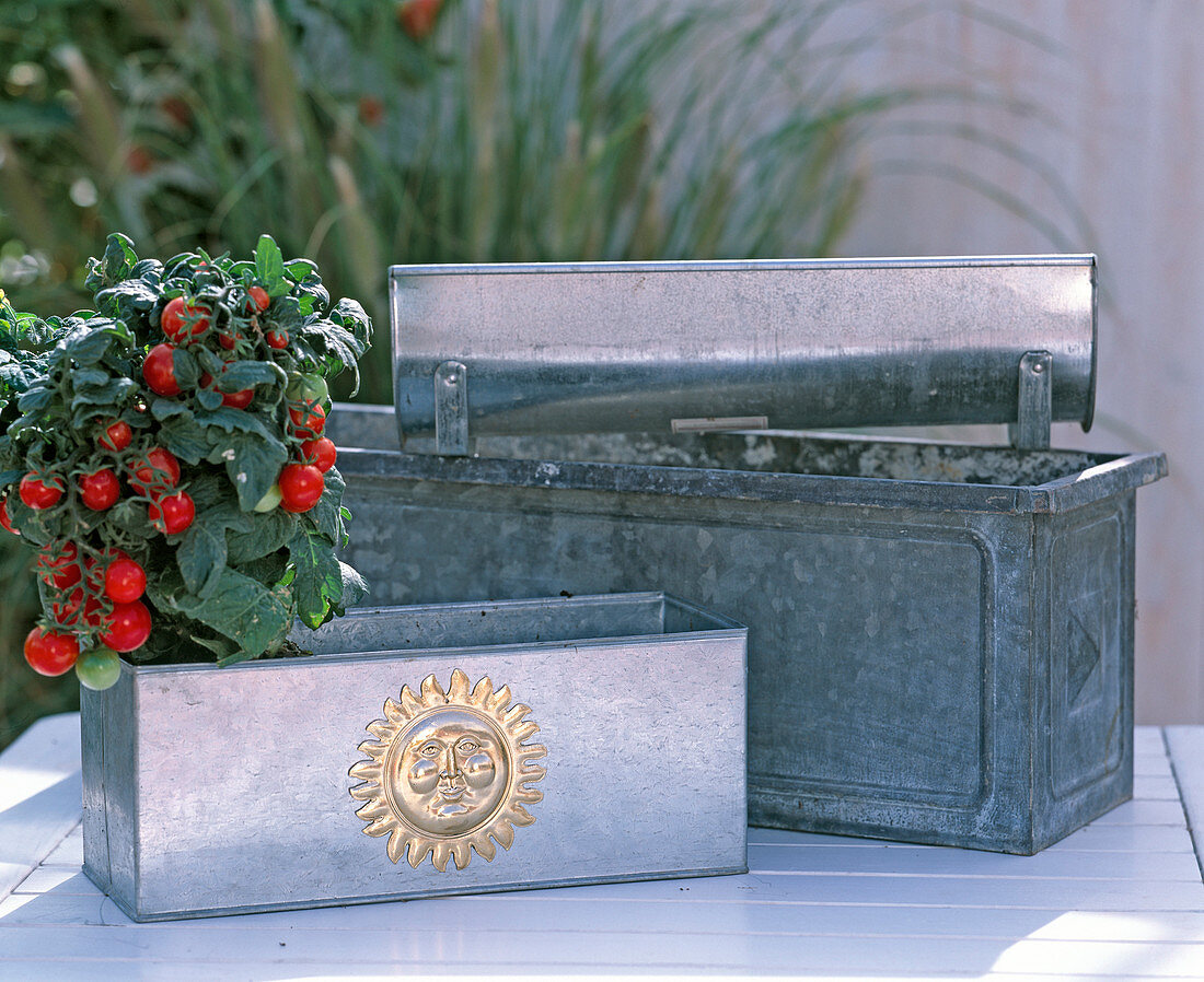 Various balcony boxes made of tin