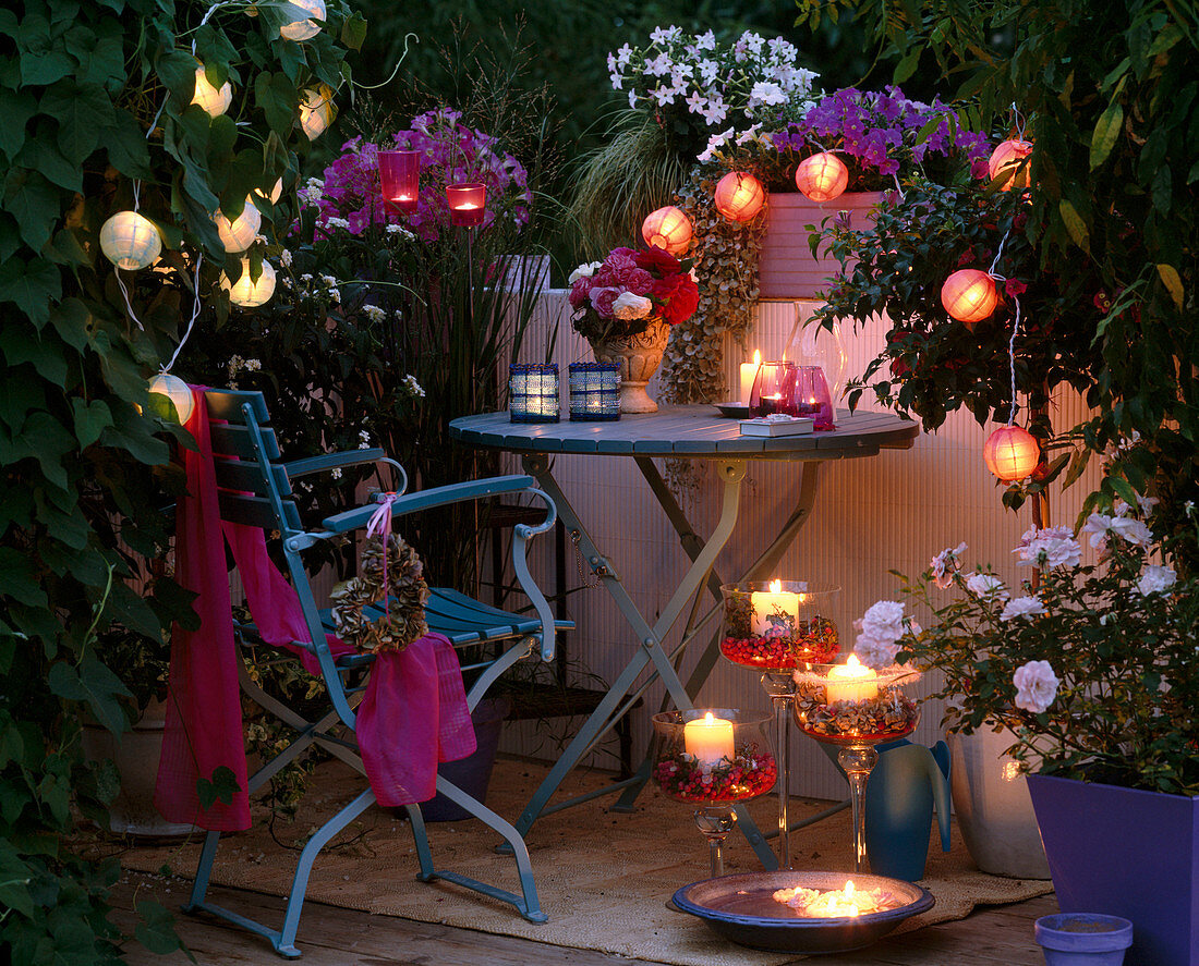 Balkon mit Lichterketten und Kerzen