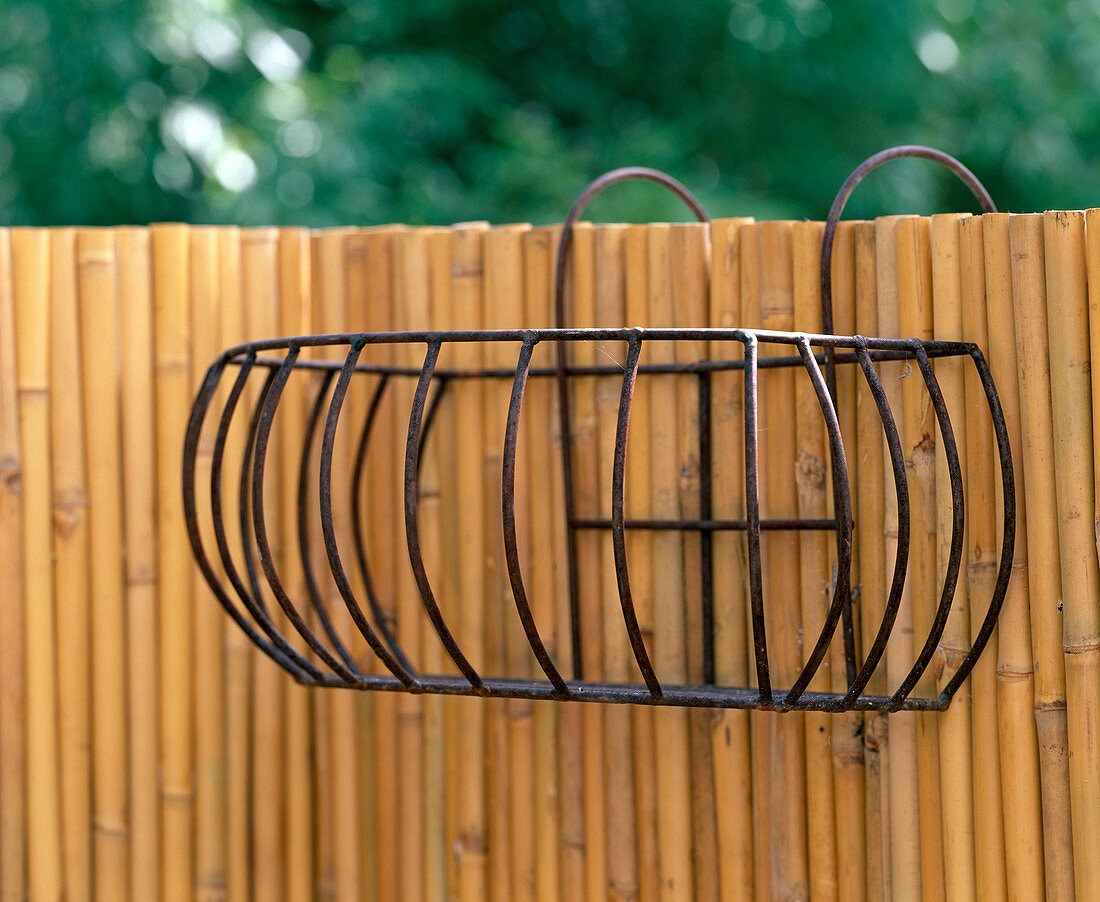 Iron basket for hanging single pots