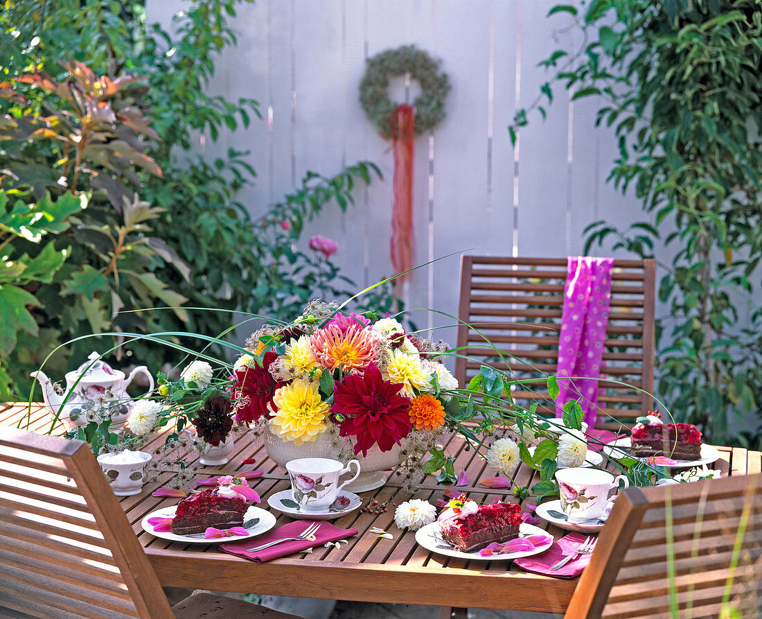 Table decoration; soup tureen with Dahlia hybr. (dahlias)