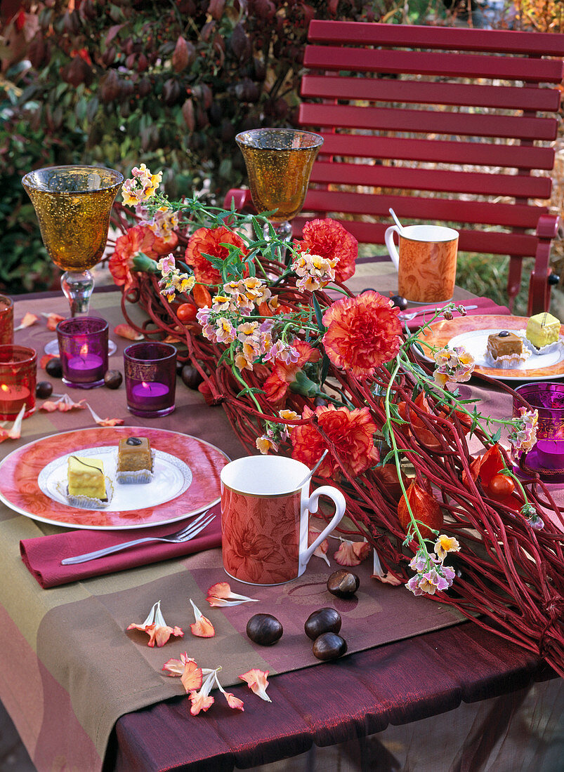 Table decoration: Clematis (coloured clematis tendrils), Dianthus