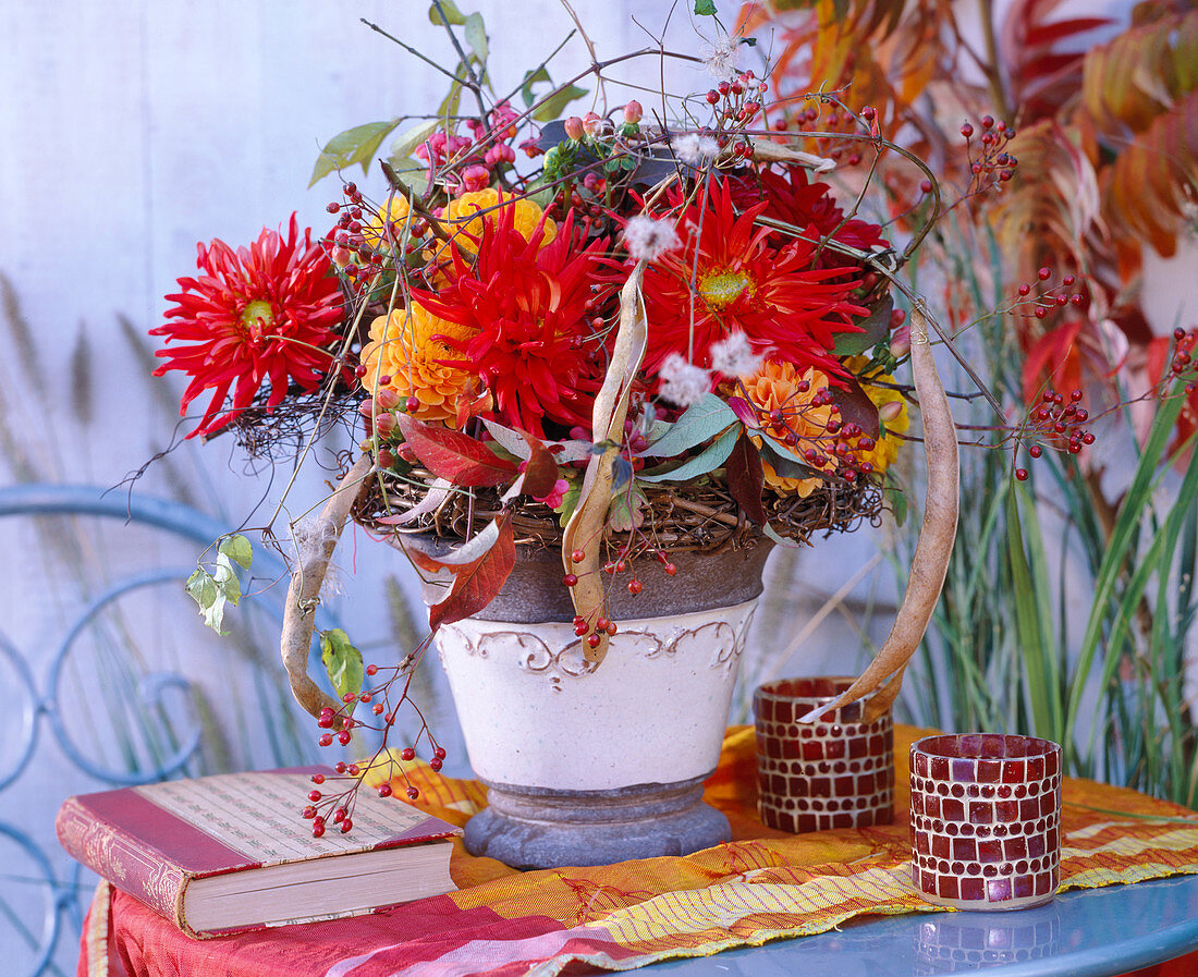 Dahlia (Dahlien), Rosa (Hagebutten), Hypericum (Fruchtstände von Johanniskraut)