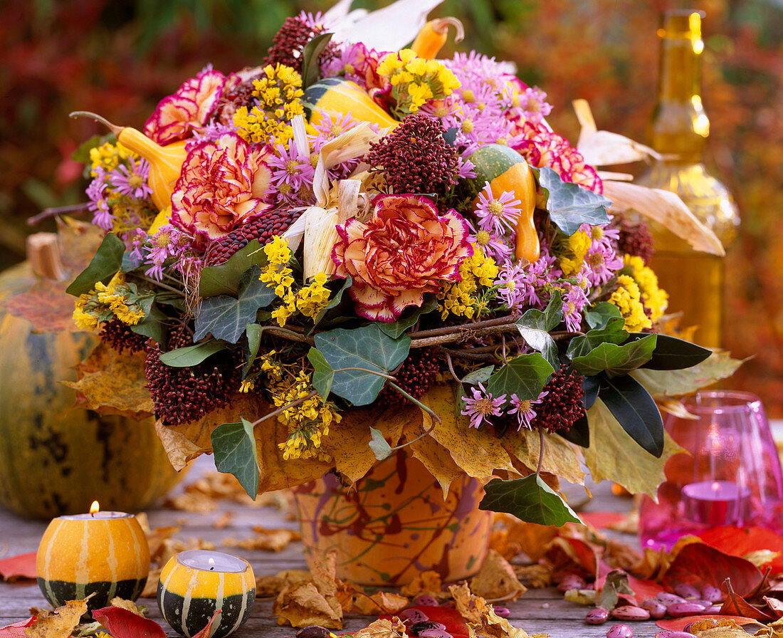 Dianthus (carnation), Skimmia, Hedera (ivy), Cucurbita