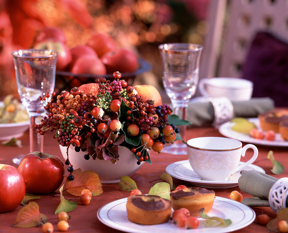 Fruit decoration: Malus (ornamental apples and apples), Rosa (rose hips), Parthenocissus (wild vine)