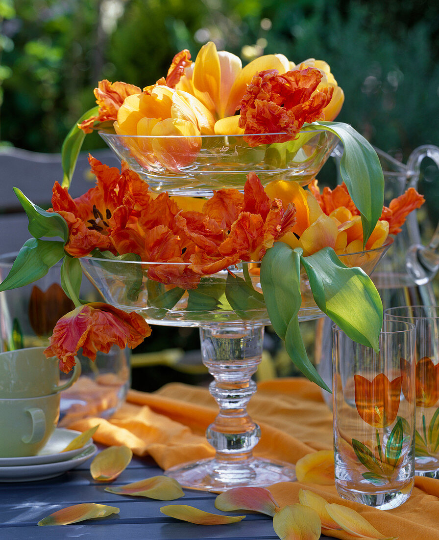 Glass tier with Tulipa 'Ad rem' and 'Parrot' (tulips)