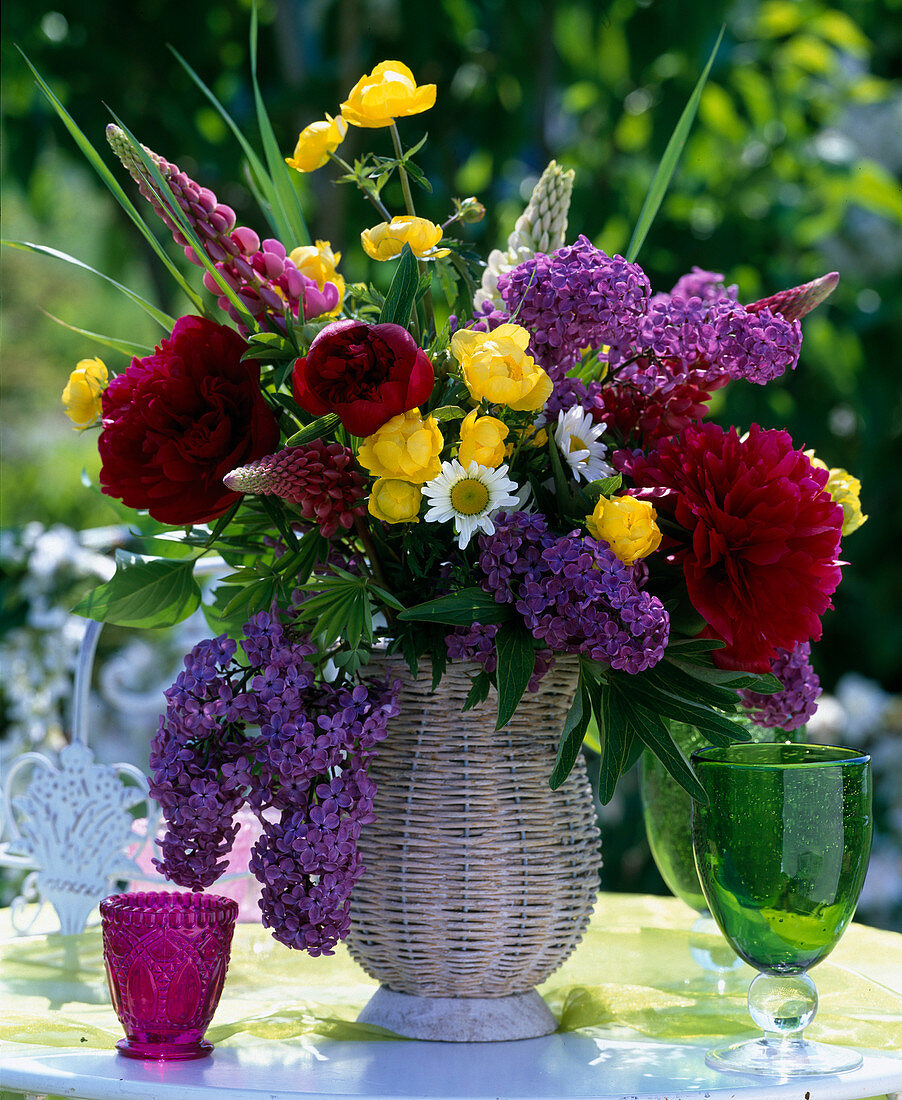 Paeonia (Peonies), Syringa (Lilac), Trollis (Troll flower)