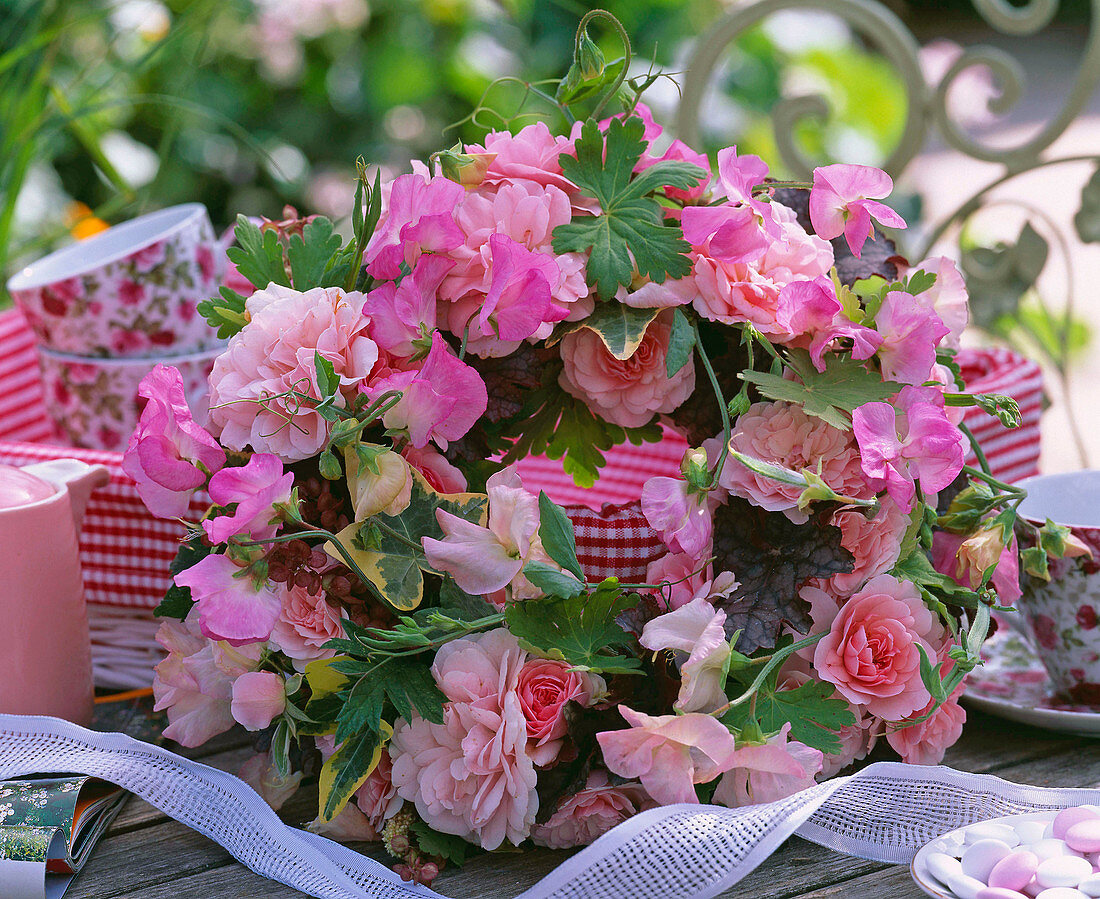 Rose 'Bonica', Lathyrus (sweetpea)