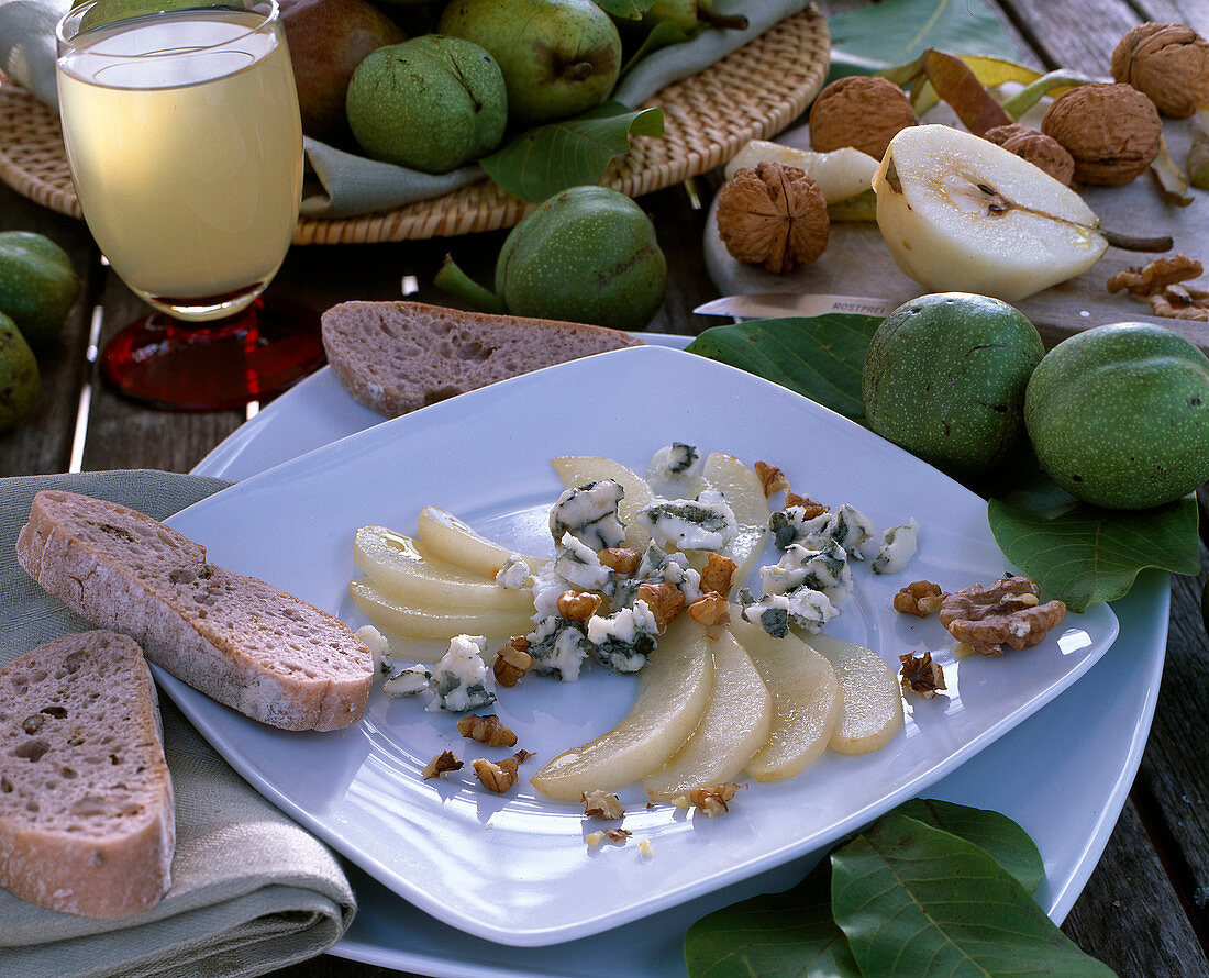 Starter with pears, walnuts, gorgonzola cheese, ciabatta