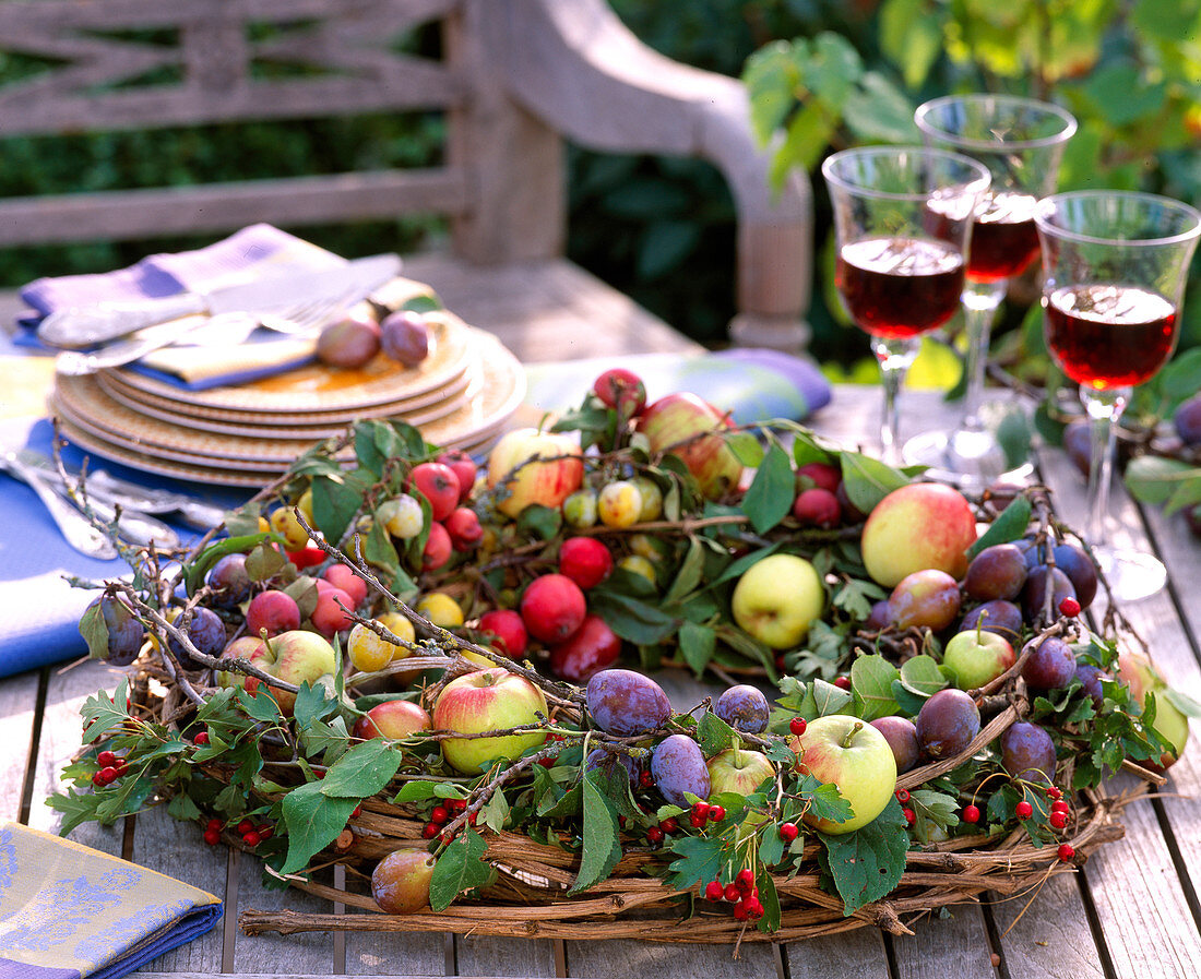 Table wreath in the basket with fruits
