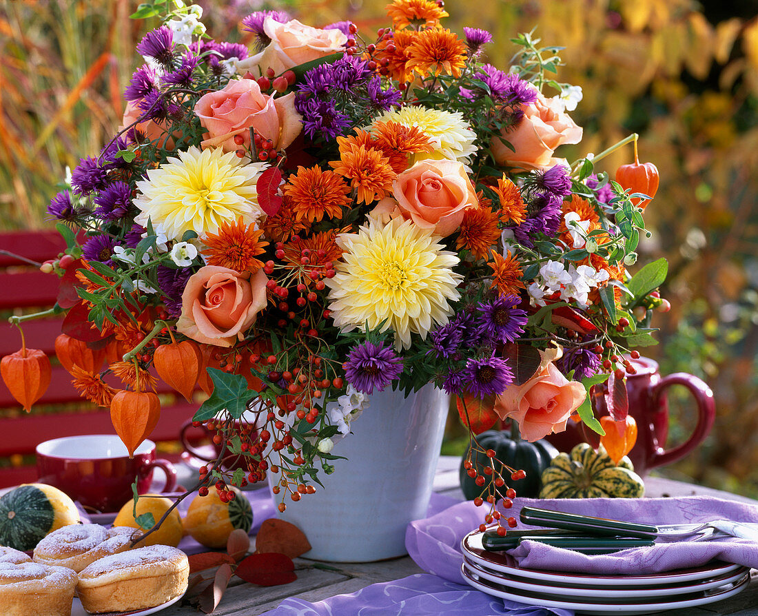 Dahlia (Dahlien), Rosa 'Versilia' (Rosen), Hagebutten, Aster, Chrysanthemum