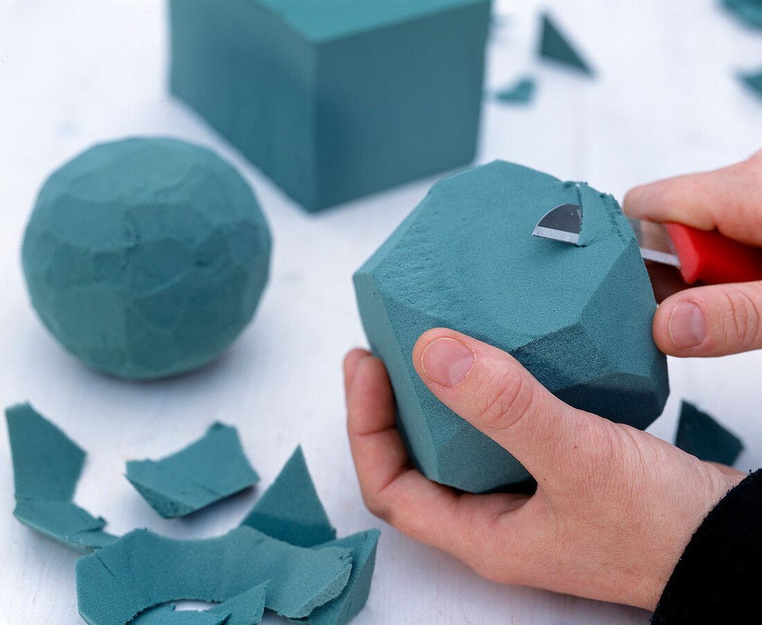 Walnut ball, cutting out of floral sponge ball