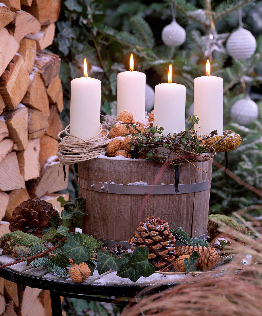 Wooden tub with 4 candles