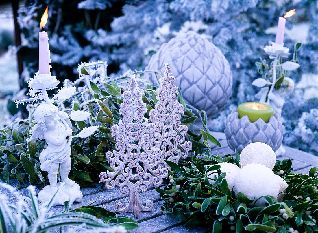 Viscum album (mistletoe and mistletoe wreath), angel candle holders, metal fir trees, Christmas decorations