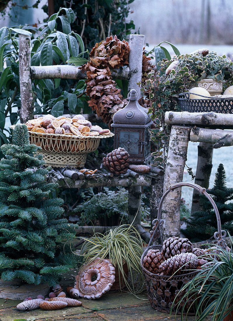 Winterarrangement mit Zapfen, Blätterkranz, Carex (Segge), Hedera (Efeu), Tannen