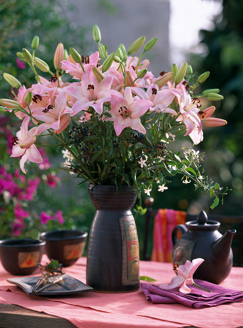 Lilium 'Vermeer' (Lilien), Jasminum (Jasmin), Viburnum tinus (Lorbeerschneeball)