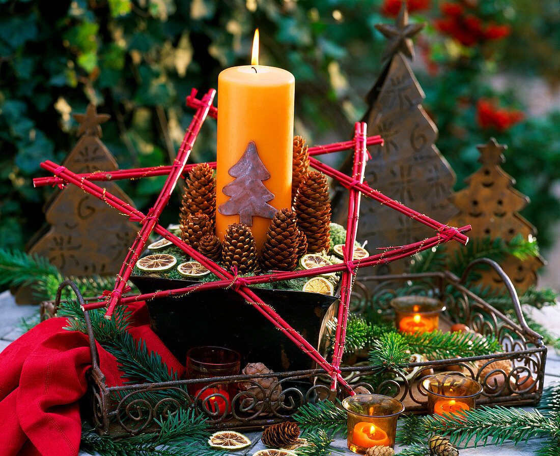 Advent decoration with candles and a star made of dogwood branches