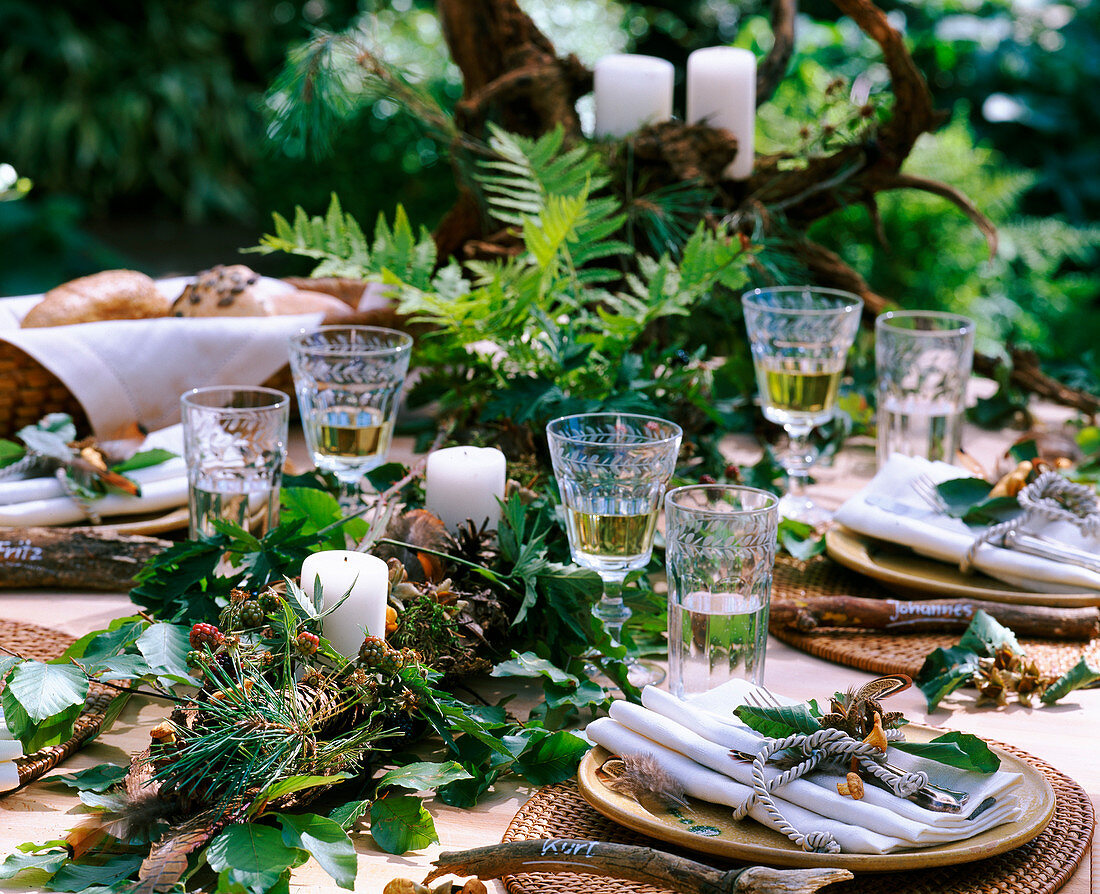 Forest table decoration: Fagus (beech), Pinus (pine), Rubus (blackberries), twigs