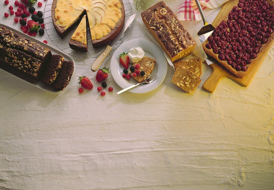 Vollwertkuchenarrangement mit Sauerkirschblechkuchen u.a.