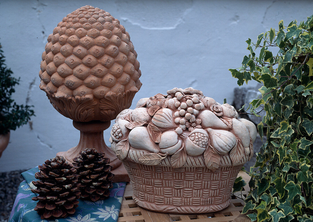 Fruchtkorb und Pinienzapfen aus Terrakotta