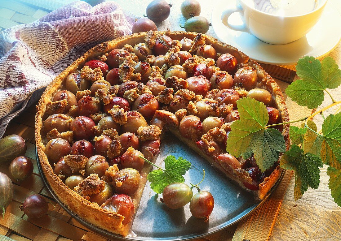 Stachelbeerkuchen mit Vollkornstreusel angeschnitten