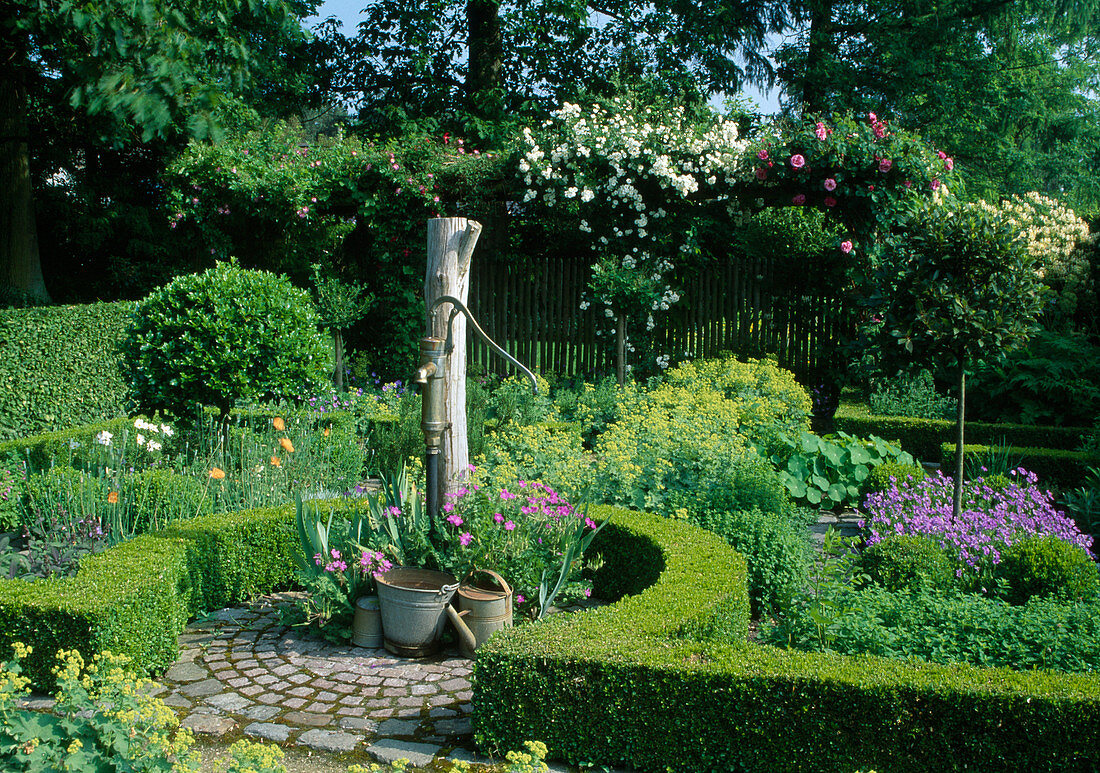 Formaler Garten mit Schwengelpumpe auf … – Bild kaufen – 12125246