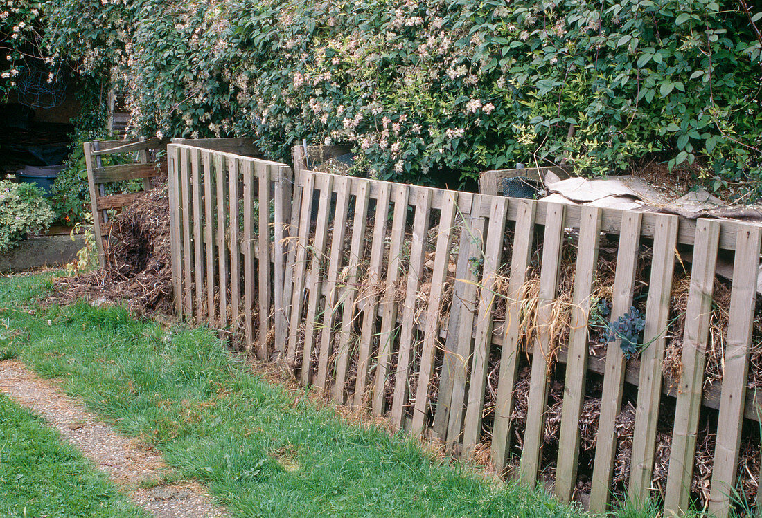 Kompostbehaelter aus alten Paletten gebaut