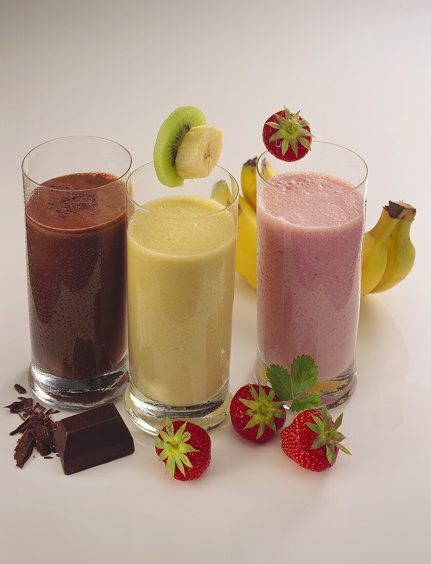 Erdbeer-, Bananen- & Schokoladenmilchshake in hohen Gläsern