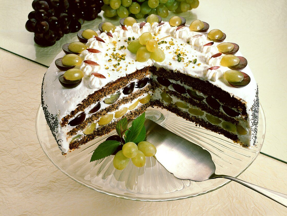 Trauben-Sahne-Torte angeschnitten auf Tortenplatte