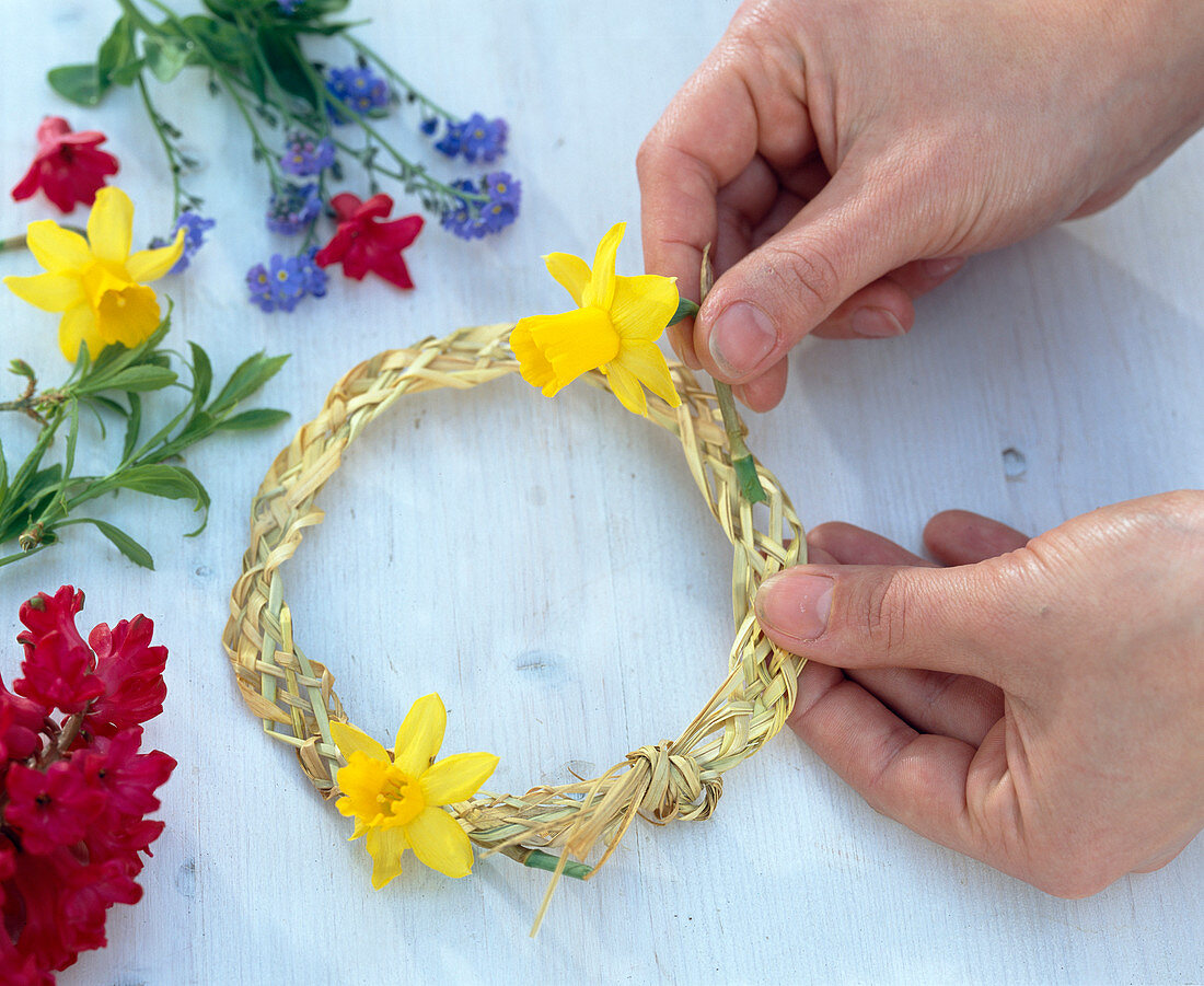 Gras pigtail as a wreath