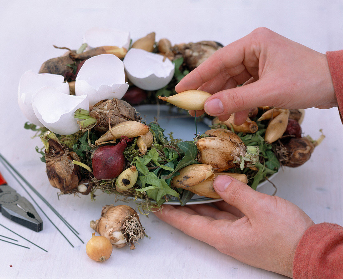 Eggshell and onion wreath