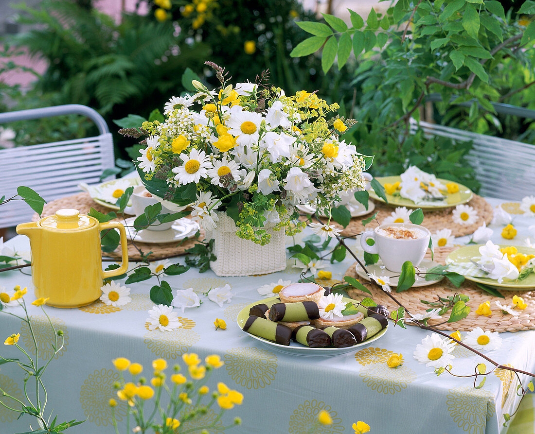 White-yellow table decoration