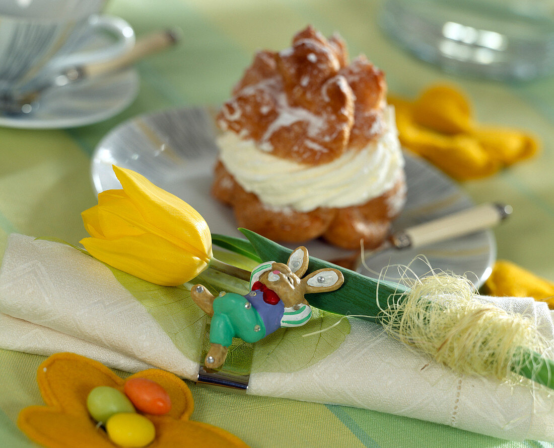 Napkin decoration with Tulipa (tulip), cream puff