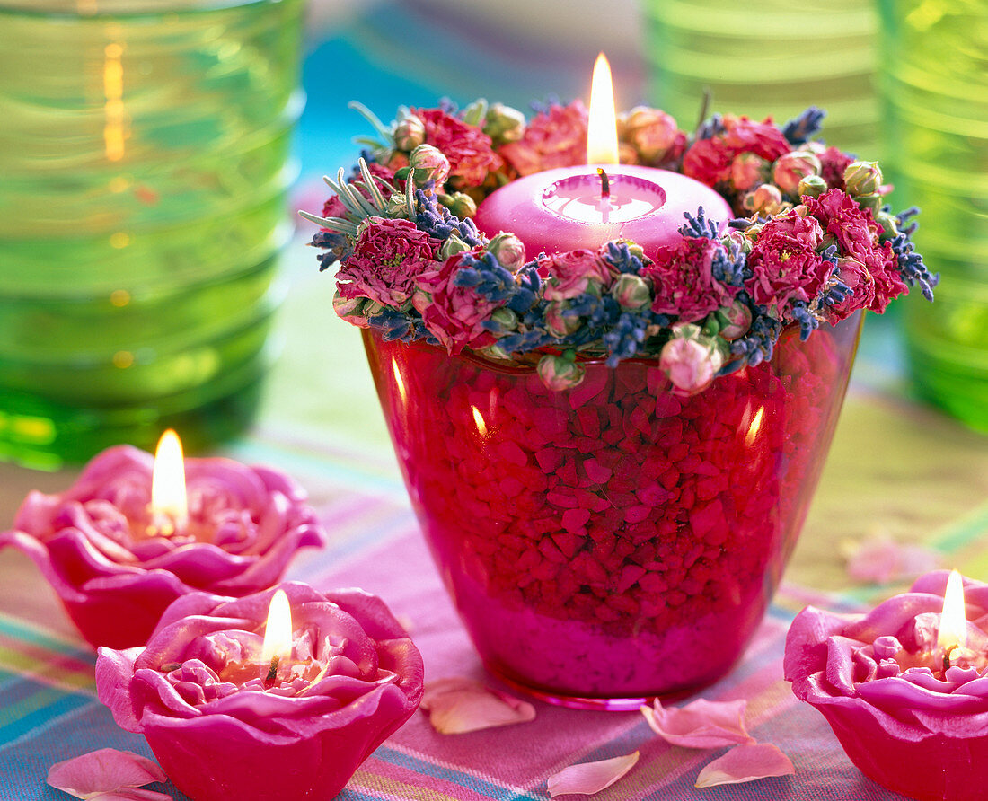 Rosenkerzen, blaue Schale mit Zierkies und Kerze