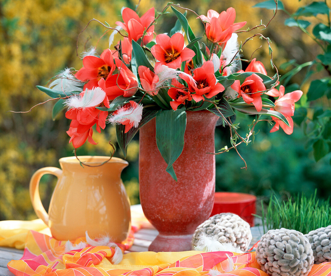 Tulpenstrauß, Federn, Eier mit Weidenkätzchen