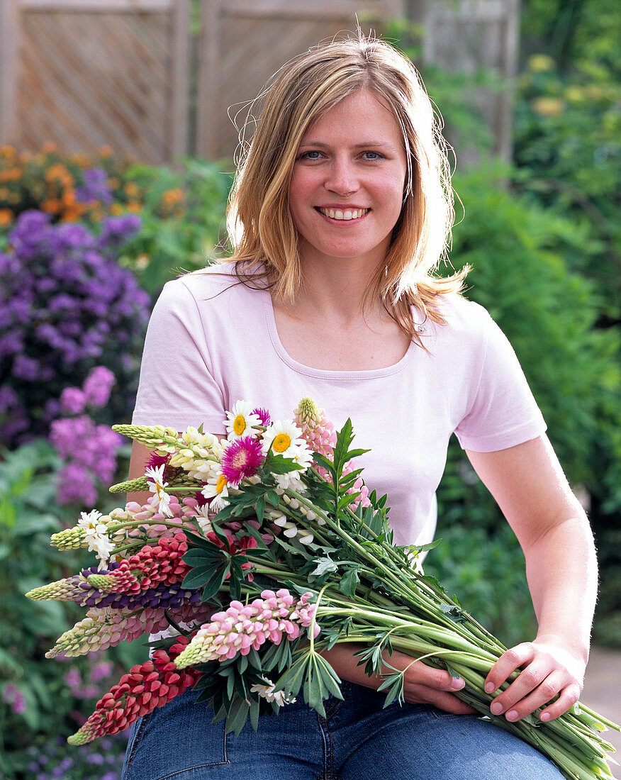 Junge Frau mit Lupinus (Lupinen)