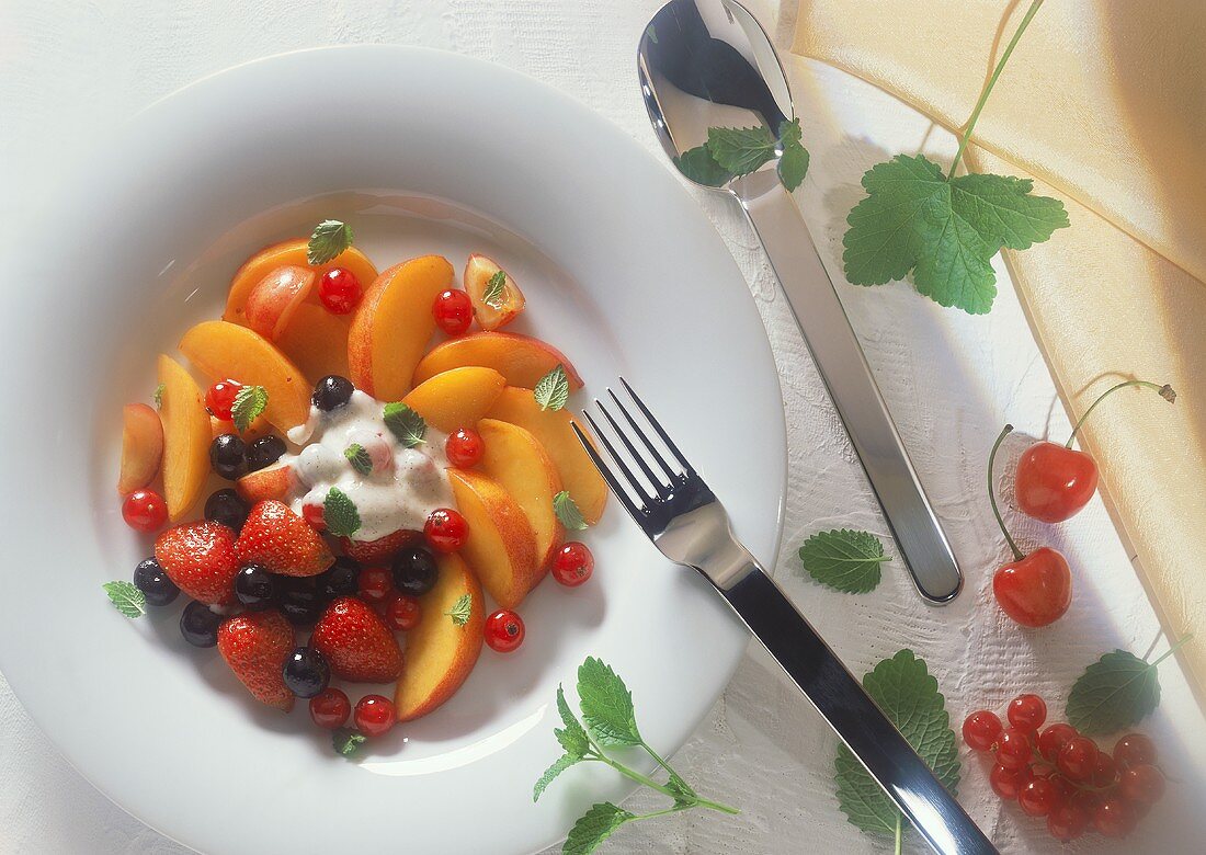 Fruchtsalat aus Nektarinen,Erdbeeren,Johannisbeeren& Kirschen