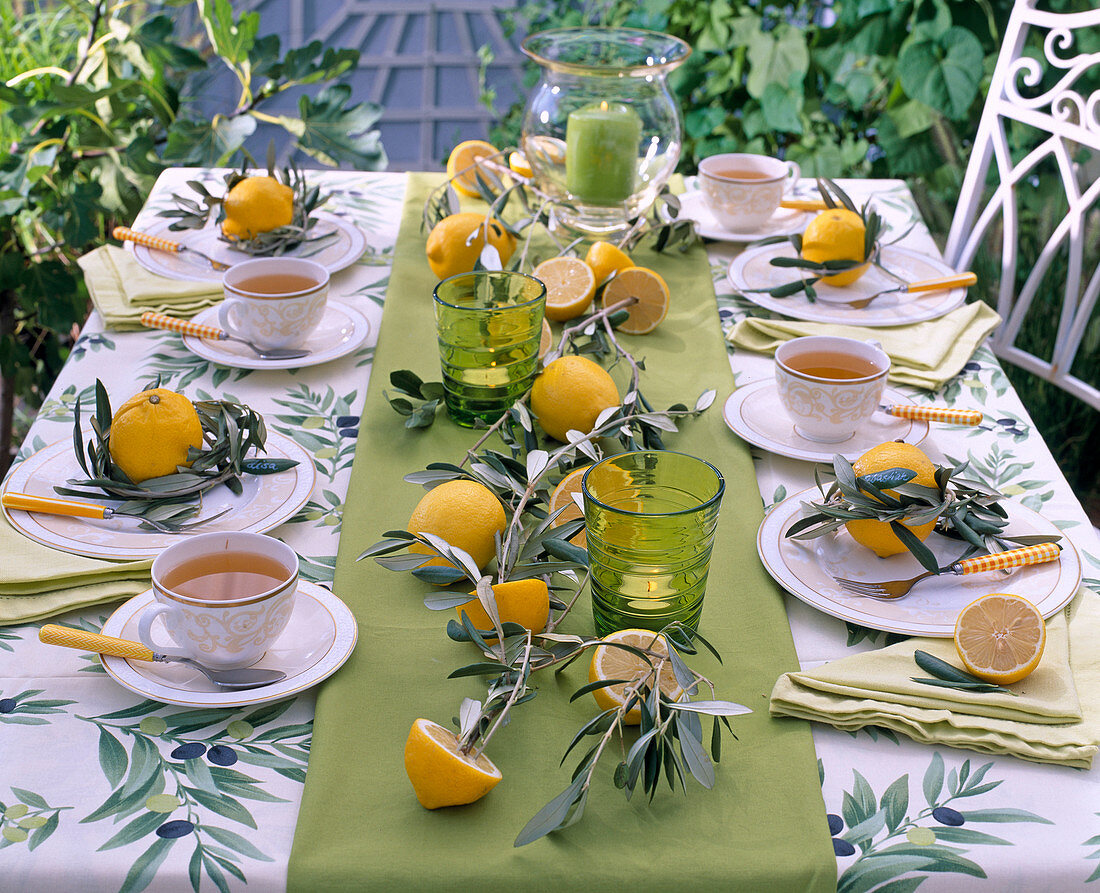 Zitronen-Oliven-Tischdeko – Bild kaufen – 12133470 Gartenbildagentur ...