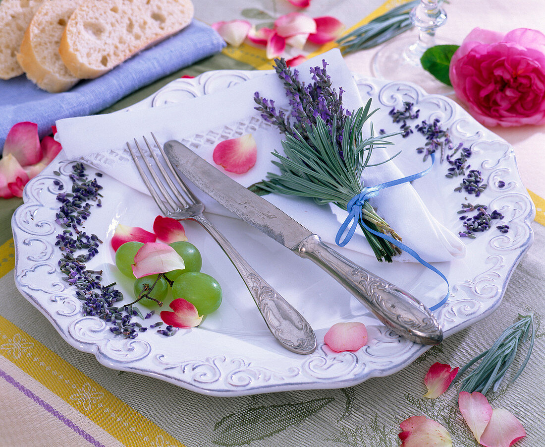 Lavandula (Lavendel), Blüten und Sträußchen