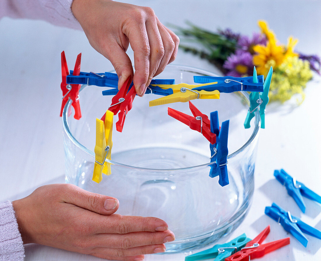 Arrangement with clothes pegs (1/3)