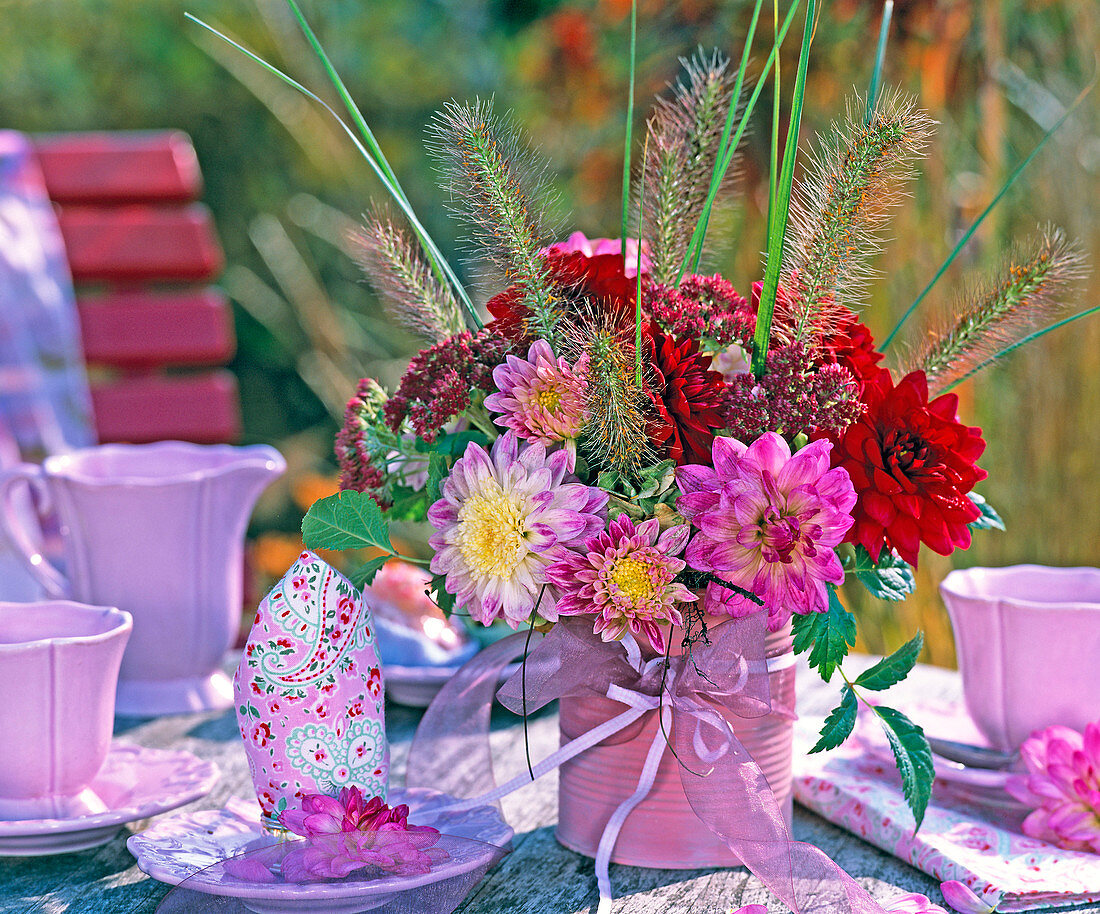 Strauß aus Dahlia (Dahlien) in rosa und weinrot mit Pennisetum