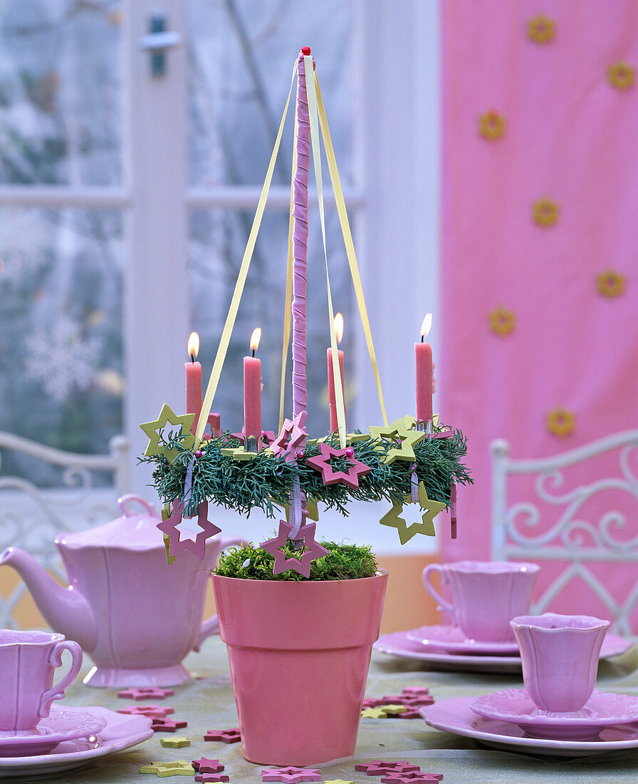 Hanging wreath in pink pot