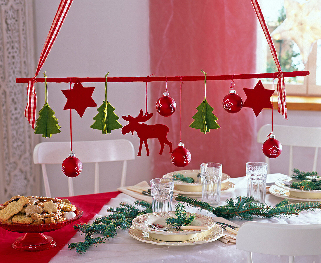 Hanging table decoration on the bar with felt tag