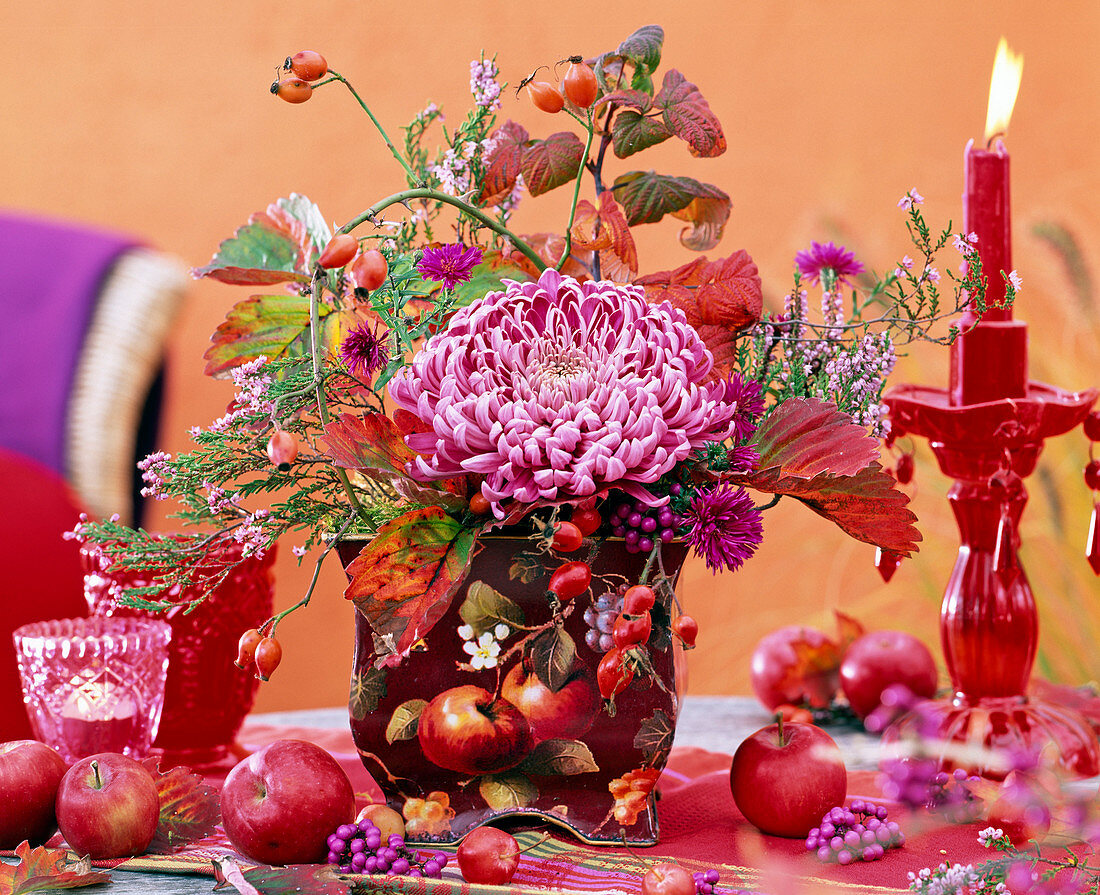 Arrangement with large-flowered Chrysanthemum (2/2)