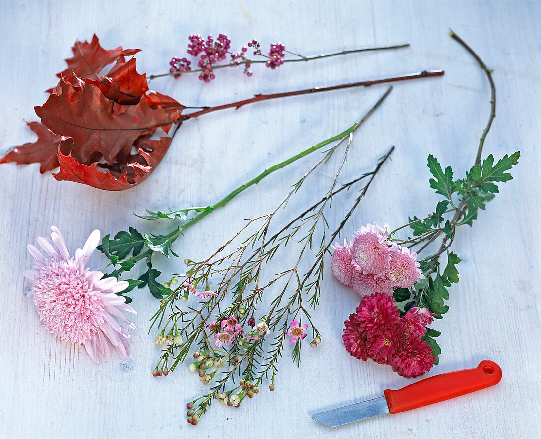 Arrangement with anemone-shaped chrysanthemums (1/5)