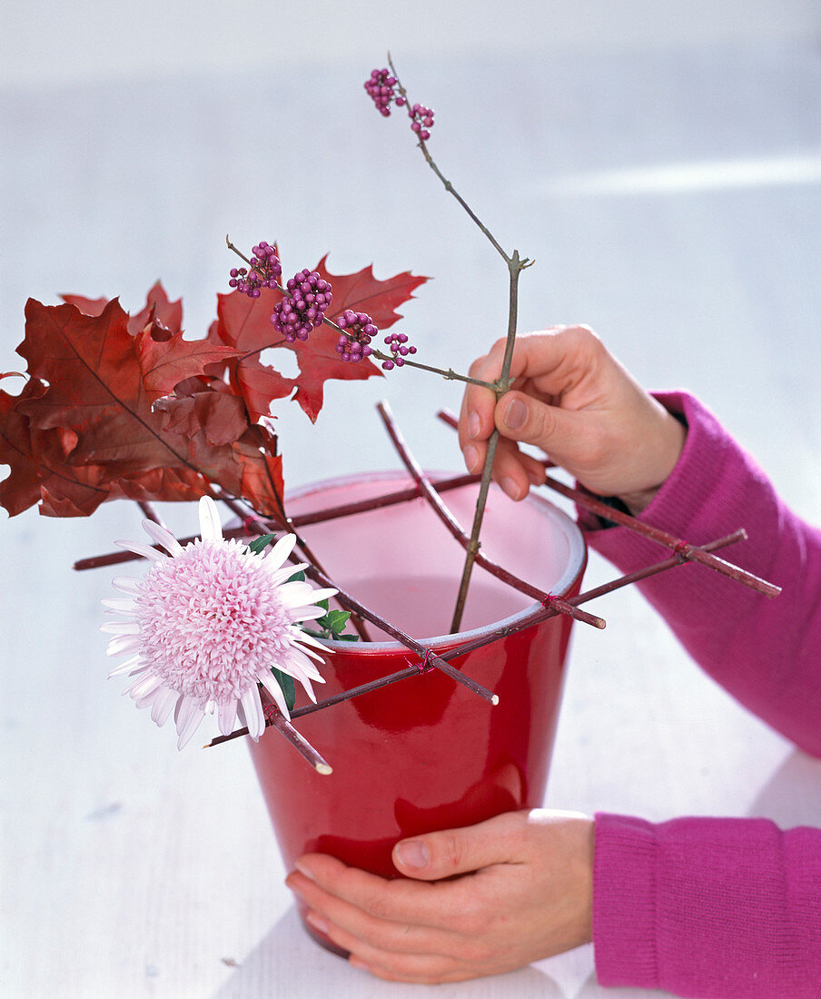 Gesteck mit anemonenförmigen Chrysanthemen: 3/5