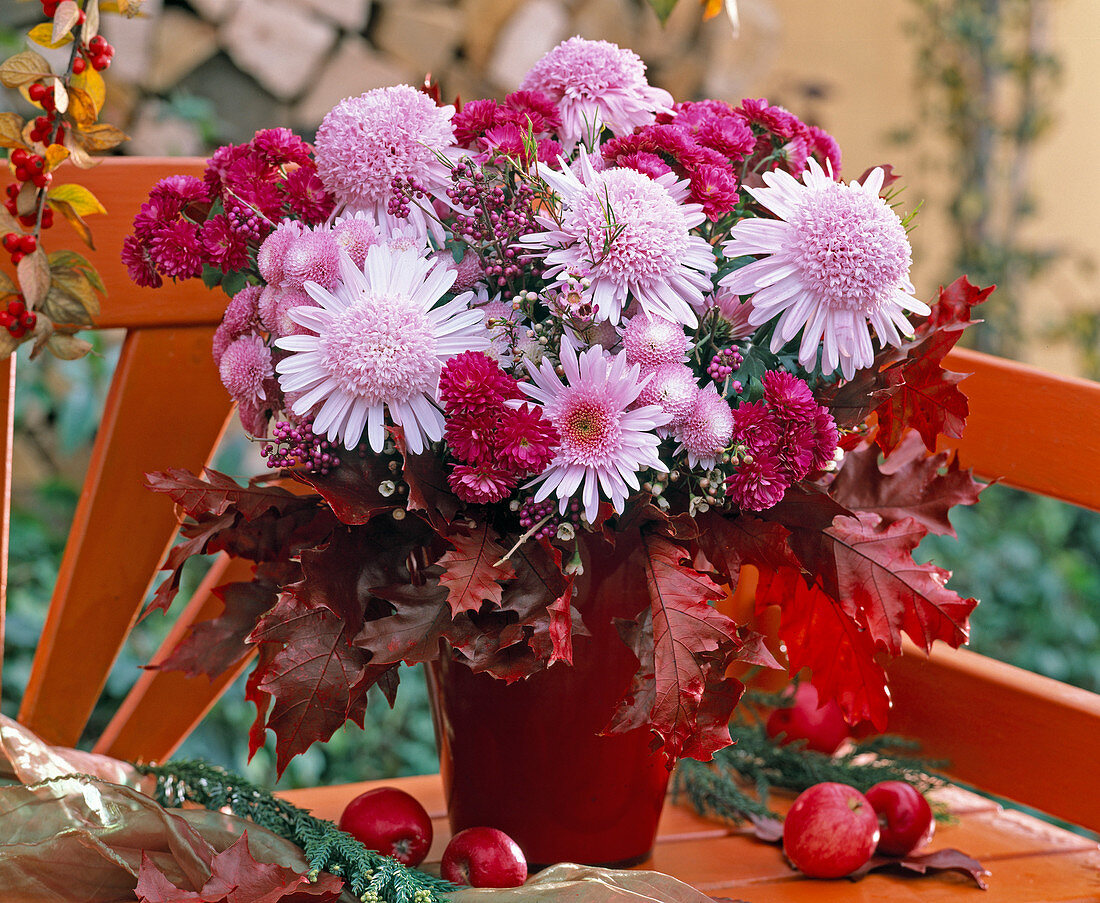 Arrangement with anemone-shaped chrysanthemums