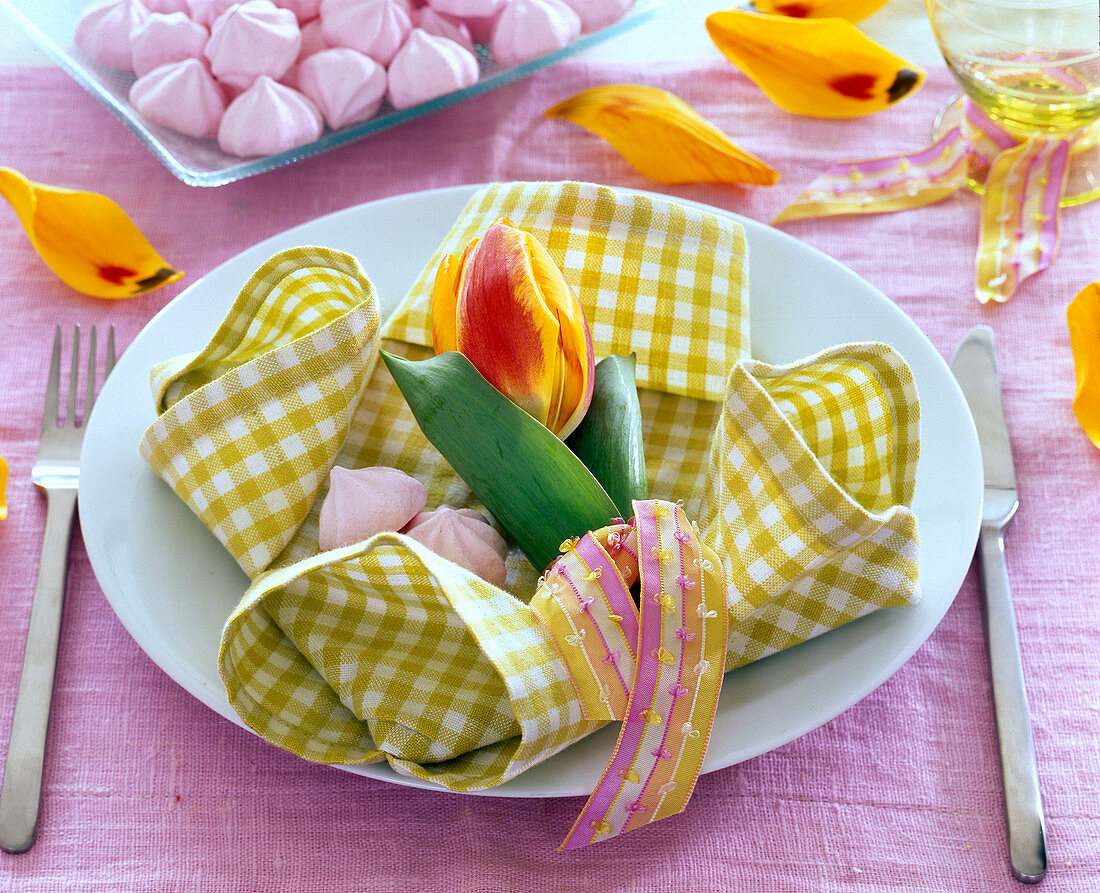 Folding green and white checkered cloth napkin