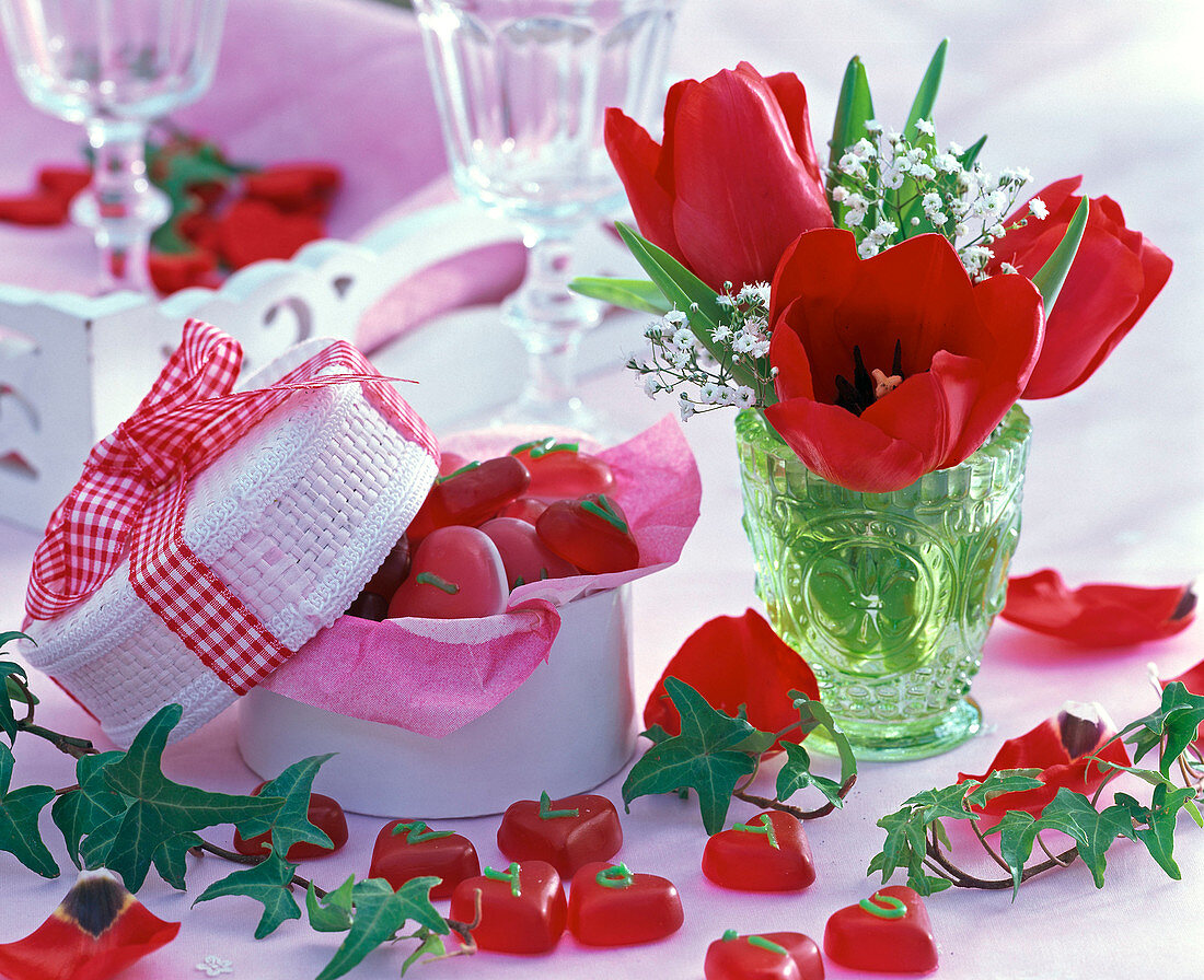 Tulipa (tulips, red), Gypsophila (baby's breath), petals