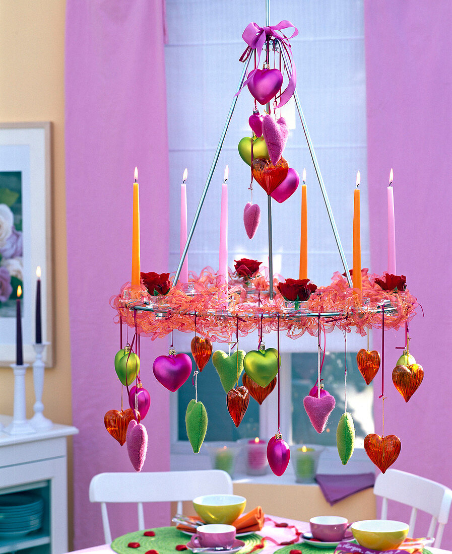 Hängende Tischdeko: Kerzenkranz mit Kerzen und Band dekoriert