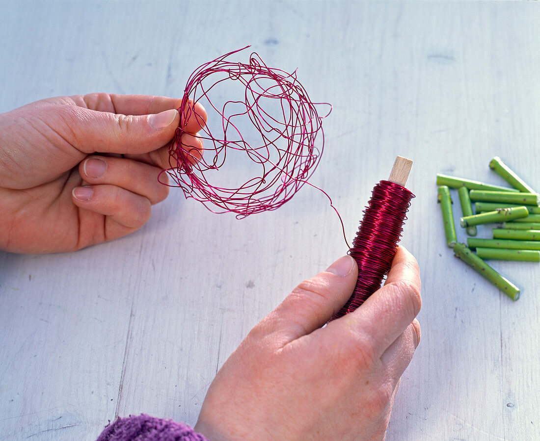 Red wire with pieces of dogwood for cyclamen (2/7)